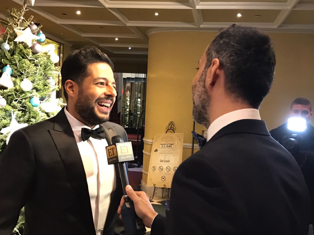 حصريا على نجوم إف إم..شاهد بالصور: حماقي يتسلم جائزة أفضل مطرب في الشرق الأوسط