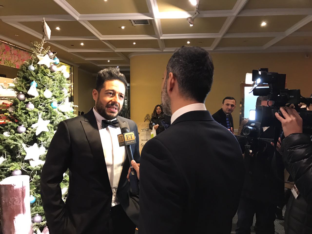 حصريا على نجوم إف إم..شاهد بالصور: حماقي يتسلم جائزة أفضل مطرب في الشرق الأوسط
