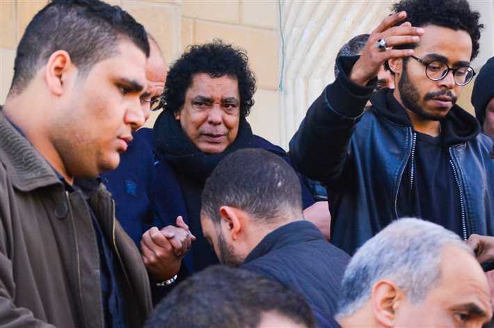 بكاء وانهيار «الكينج».. مشاهد من تشييع جنازة مدير أعمال محمد منير