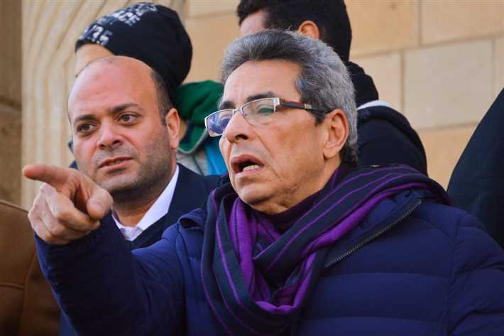 بكاء وانهيار «الكينج».. مشاهد من تشييع جنازة مدير أعمال محمد منير