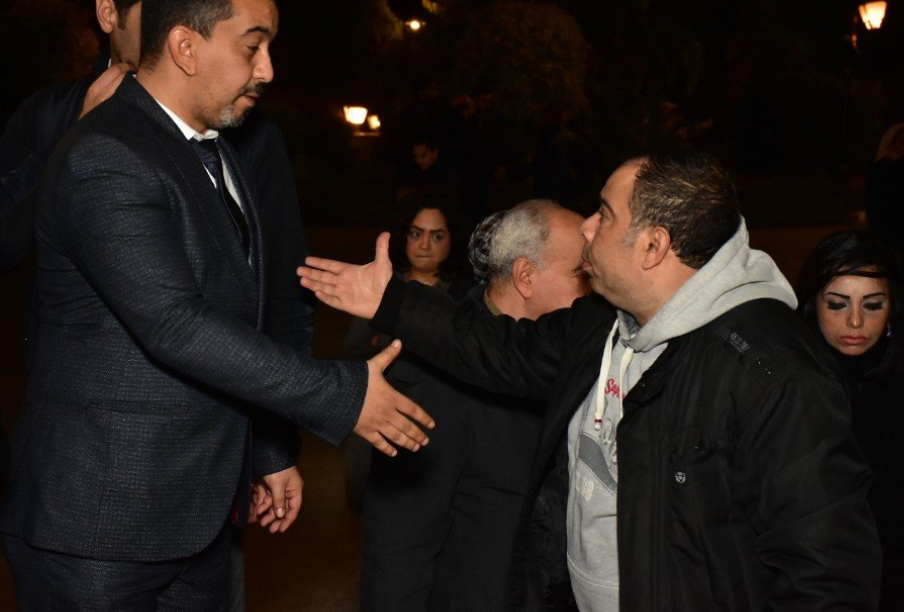 انهيار حسام داغر خلال جنازة والدته بحضور نجوم الفن