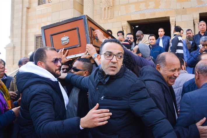 بكاء وانهيار «الكينج».. مشاهد من تشييع جنازة مدير أعمال محمد منير