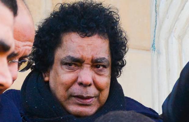 بكاء وانهيار «الكينج».. مشاهد من تشييع جنازة مدير أعمال محمد منير