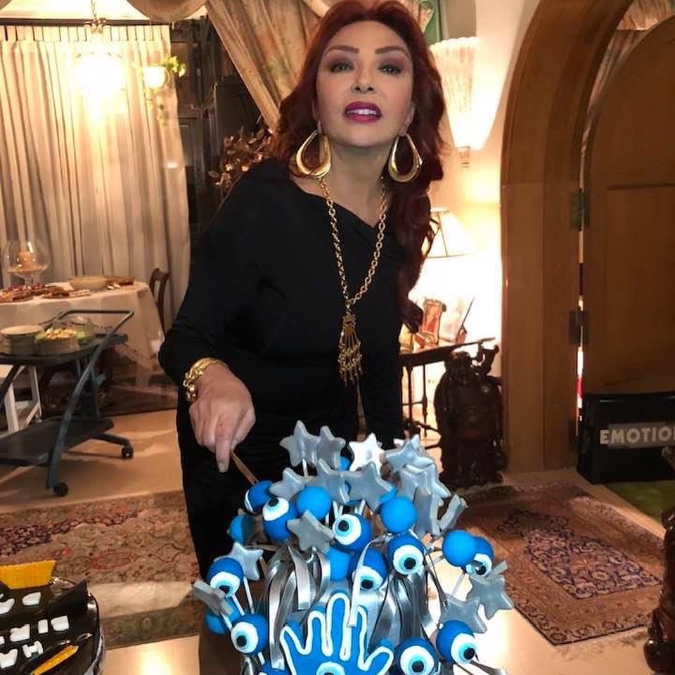 نبيلة عبيد تحتفل بعيد ميلادها الـ75 بـ«تورتة ضد الحسد»