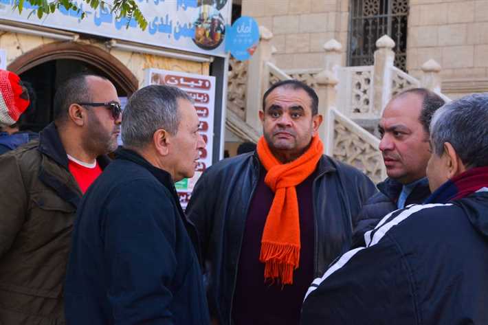 بكاء وانهيار «الكينج».. مشاهد من تشييع جنازة مدير أعمال محمد منير