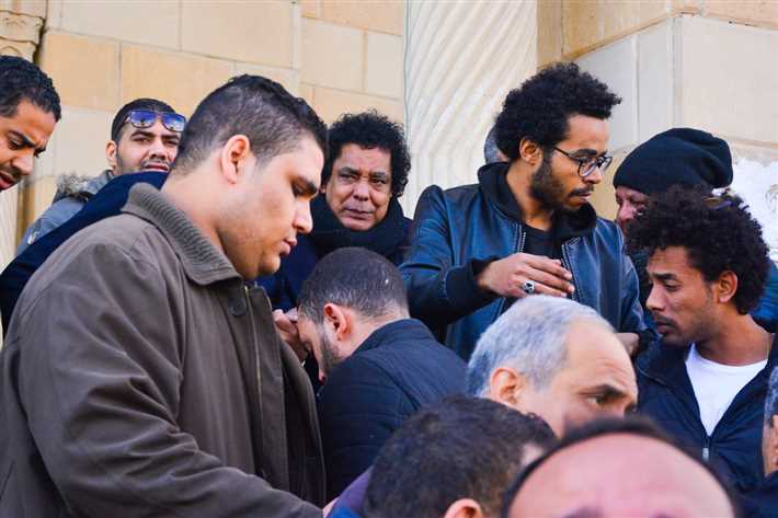 بكاء وانهيار «الكينج».. مشاهد من تشييع جنازة مدير أعمال محمد منير