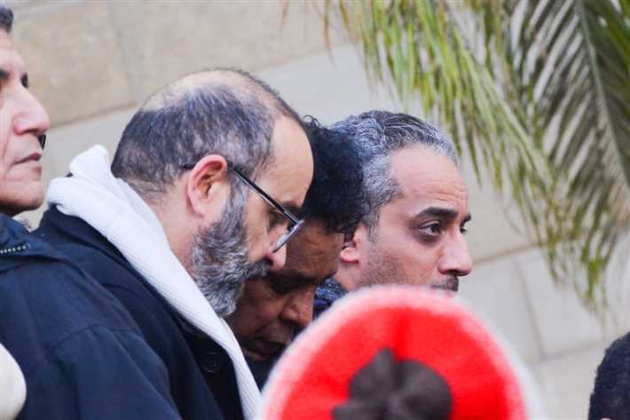 بكاء وانهيار «الكينج».. مشاهد من تشييع جنازة مدير أعمال محمد منير