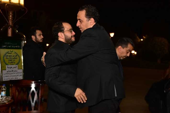 انهيار حسام داغر خلال جنازة والدته بحضور نجوم الفن