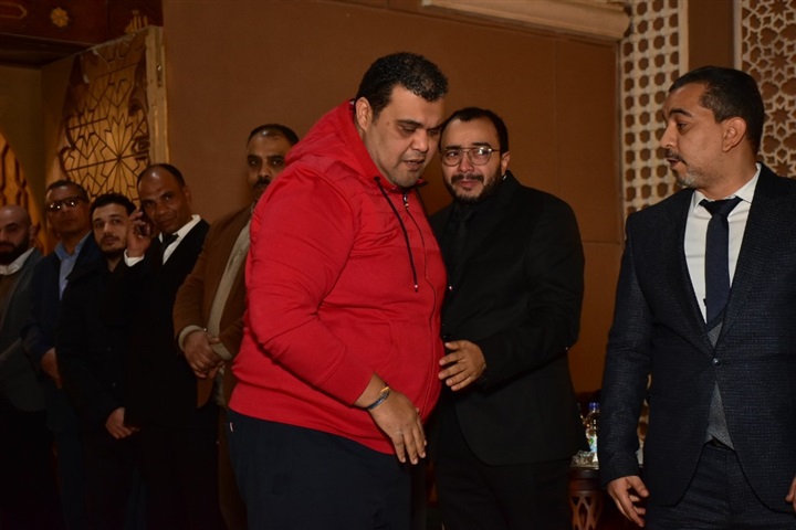 انهيار حسام داغر خلال جنازة والدته بحضور نجوم الفن