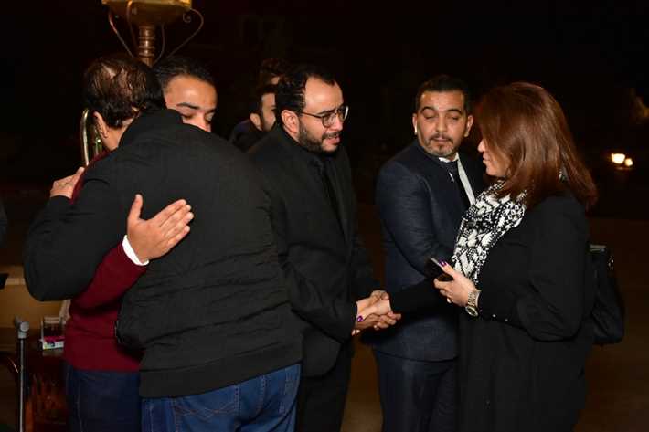 انهيار حسام داغر خلال جنازة والدته بحضور نجوم الفن