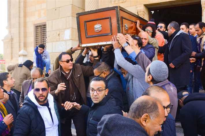 بكاء وانهيار «الكينج».. مشاهد من تشييع جنازة مدير أعمال محمد منير