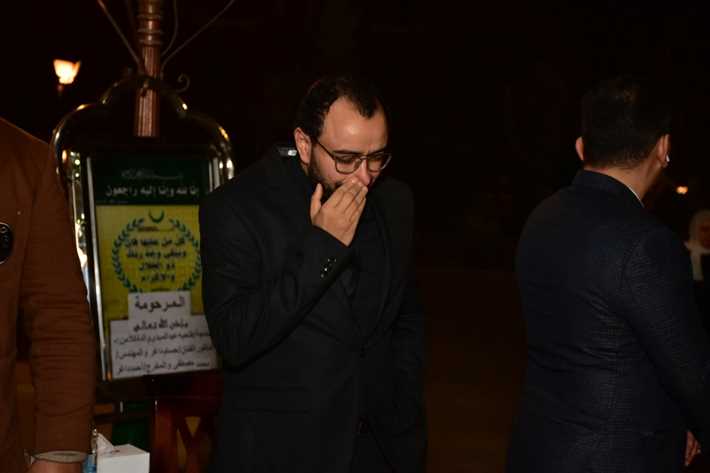 انهيار حسام داغر خلال جنازة والدته بحضور نجوم الفن
