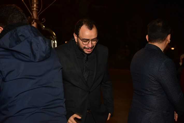 انهيار حسام داغر خلال جنازة والدته بحضور نجوم الفن