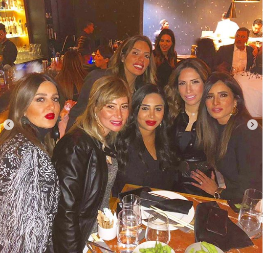 زينة تحتفل بـ عيد ميلادها مع صديقاتها