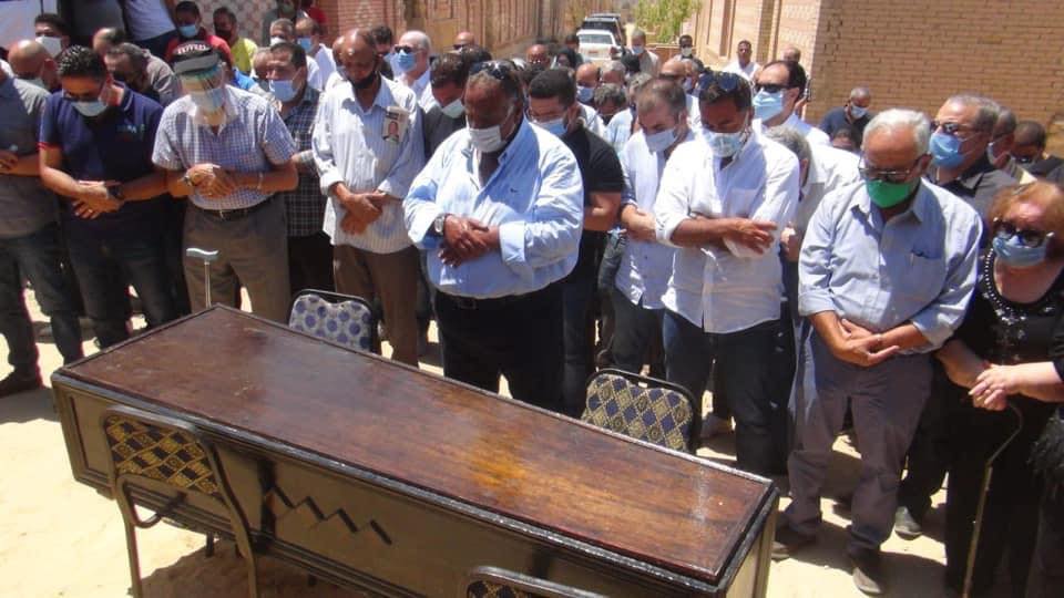 بحضور ميرفت أمين ودلال عبد العزيز.. 15 صورة من تشييع جثمان شويكار