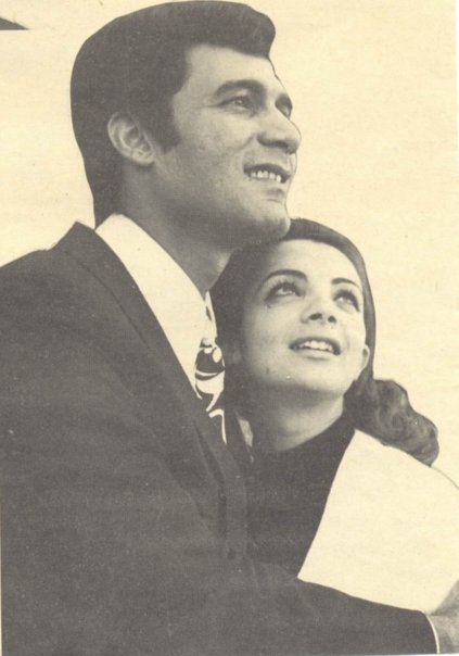 15 صورة نادرة للفنان محمود ياسين مع عائلته