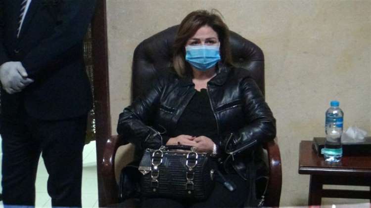 بـ«الكمامات وأقنعة الوجه».. 20 صورة من عزاء والد داليا البحيري
