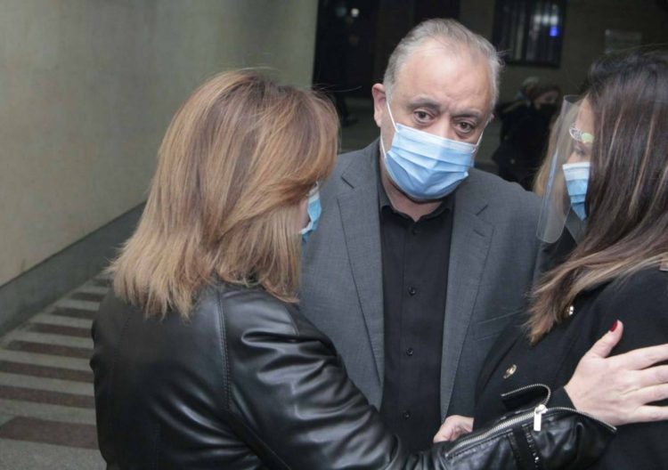 بـ«الكمامات وأقنعة الوجه».. 20 صورة من عزاء والد داليا البحيري