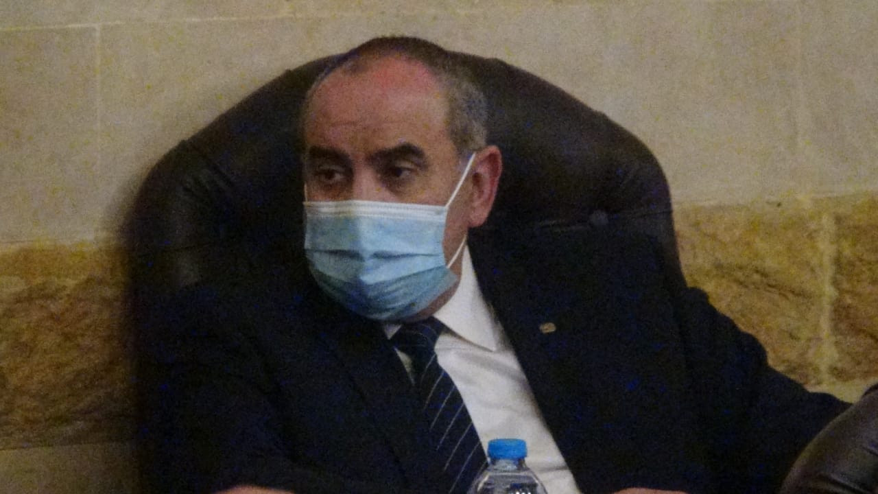 بـ«الكمامات وأقنعة الوجه».. 20 صورة من عزاء والد داليا البحيري