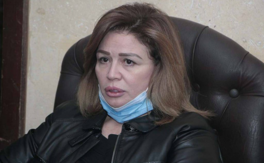 بـ«الكمامات وأقنعة الوجه».. 20 صورة من عزاء والد داليا البحيري