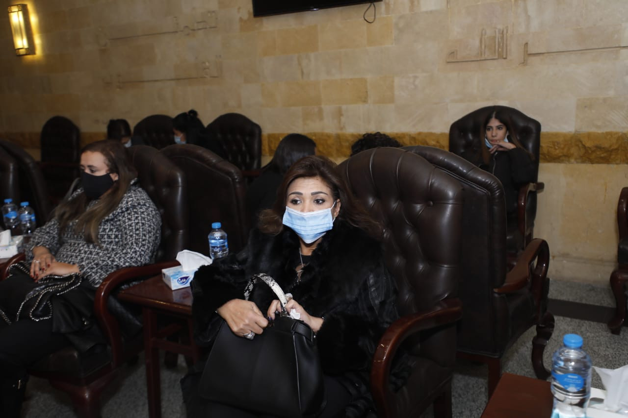 بـ«الكمامات وأقنعة الوجه».. 20 صورة من عزاء والد داليا البحيري