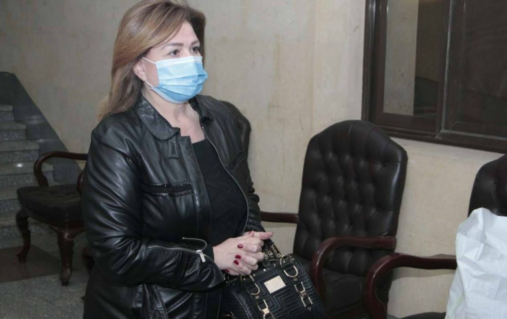 بـ«الكمامات وأقنعة الوجه».. 20 صورة من عزاء والد داليا البحيري