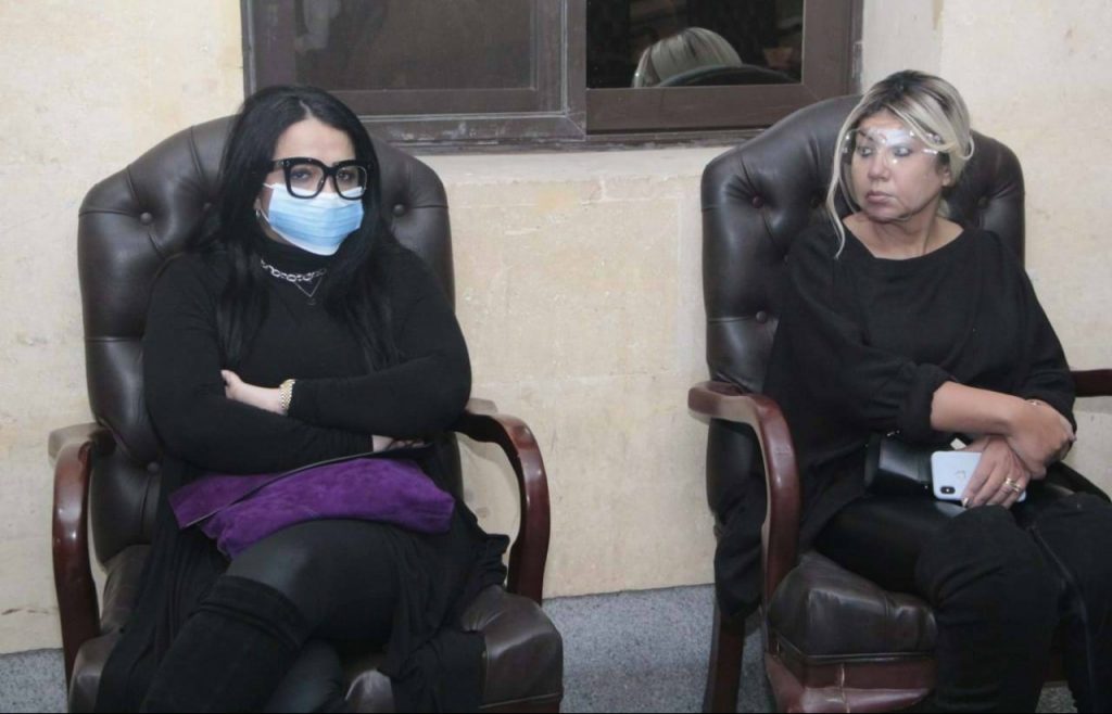 بـ«الكمامات وأقنعة الوجه».. 20 صورة من عزاء والد داليا البحيري