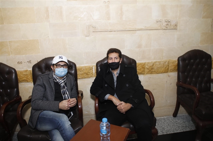 بـ«الكمامات وأقنعة الوجه».. 20 صورة من عزاء والد داليا البحيري