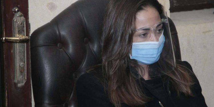 بـ«الكمامات وأقنعة الوجه».. 20 صورة من عزاء والد داليا البحيري