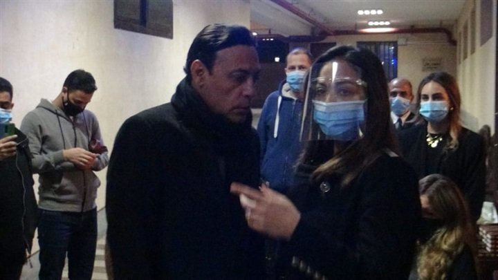 بـ«الكمامات وأقنعة الوجه».. 20 صورة من عزاء والد داليا البحيري