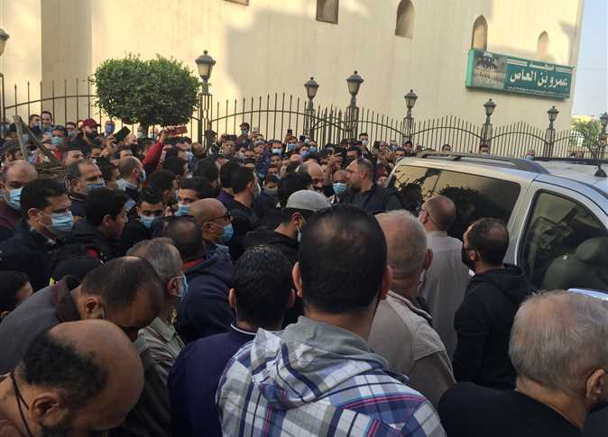 10 صور من تشييع جنازة والدة حسن الرداد بحضور نجوم الفن