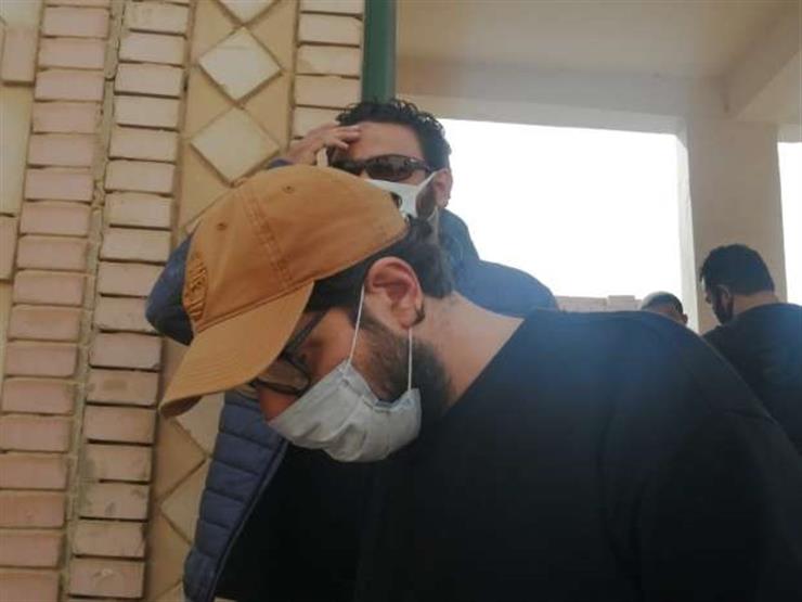 بحضور أحمد أمين وسيد رجب.. 15 صورة من تشييع جنازة والد بيومي فؤاد