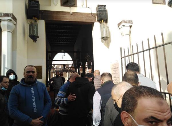 10 صور من تشييع جنازة والدة حسن الرداد بحضور نجوم الفن