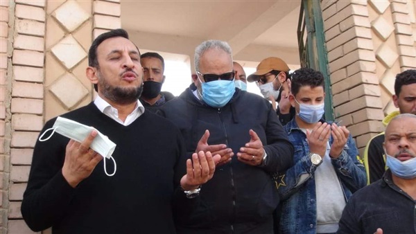 بحضور أحمد أمين وسيد رجب.. 15 صورة من تشييع جنازة والد بيومي فؤاد
