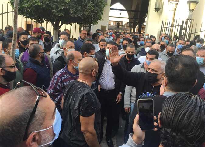 10 صور من تشييع جنازة والدة حسن الرداد بحضور نجوم الفن
