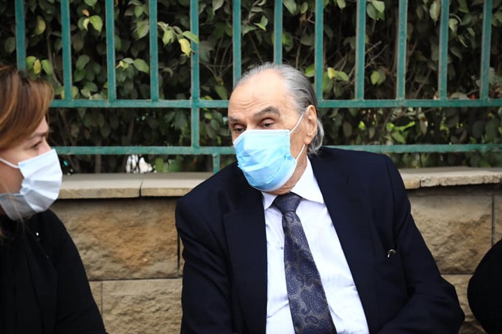 بحضور أحمد حلمي وكريم عبدالعزيز.. 15 صورة من جنازة الكاتب وحيد حامد