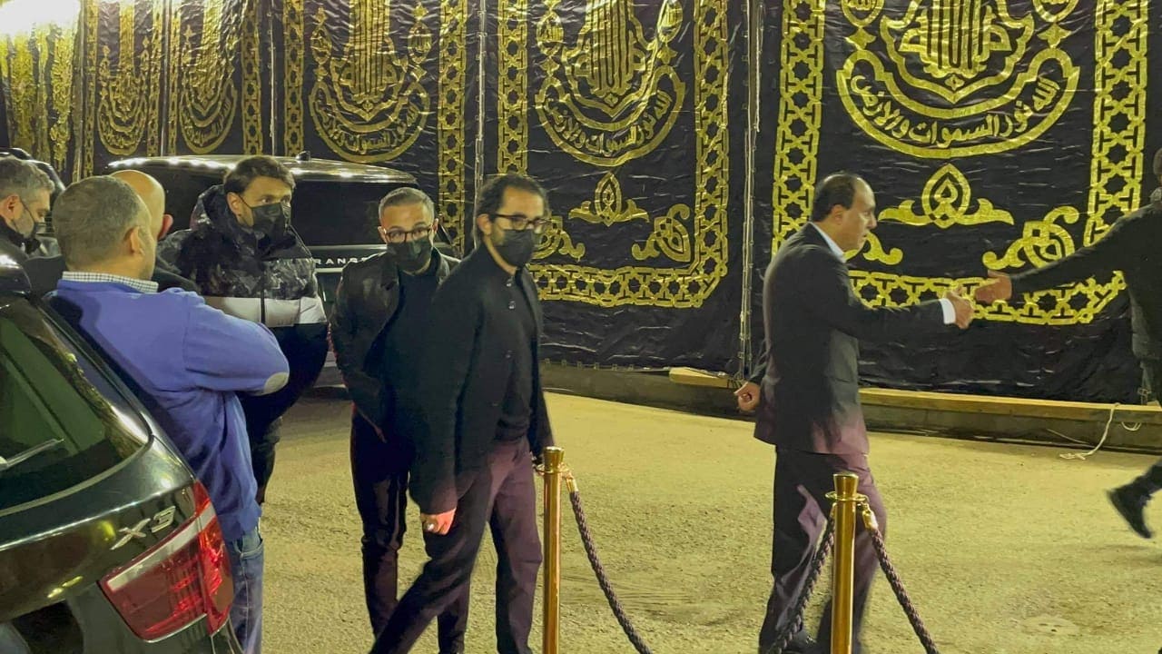 بحضور أحمد حلمي وعمرو يوسف.. 15 صورة من عزاء محمد الصغير