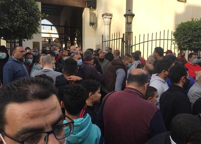 10 صور من تشييع جنازة والدة حسن الرداد بحضور نجوم الفن