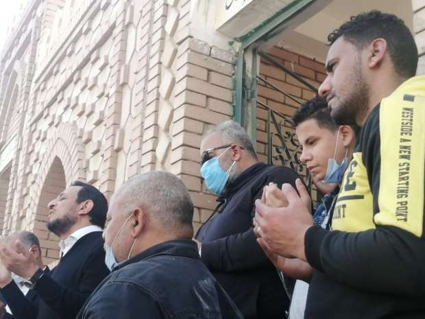 بحضور أحمد أمين وسيد رجب.. 15 صورة من تشييع جنازة والد بيومي فؤاد