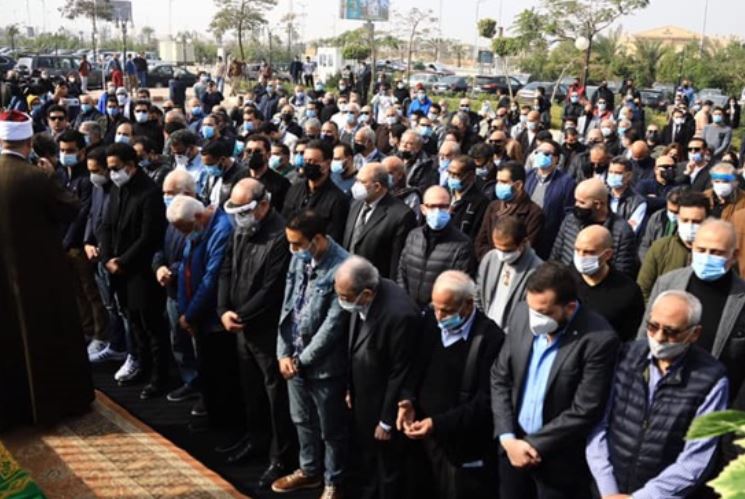 بحضور أحمد حلمي وكريم عبدالعزيز.. 15 صورة من جنازة الكاتب وحيد حامد