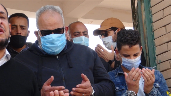 بحضور أحمد أمين وسيد رجب.. 15 صورة من تشييع جنازة والد بيومي فؤاد