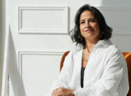 المخرجة نادين خان