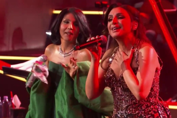 «ليلة الحب»| أنغام تشارك الفنانة العالمية توني براكستون الغناء على مسرح «SEF Arena BLVD City» | نجوم إف إم